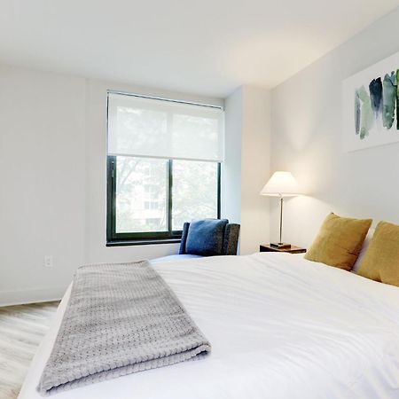 2Br Executive Apartment With Spacious Layout 알링턴 외부 사진