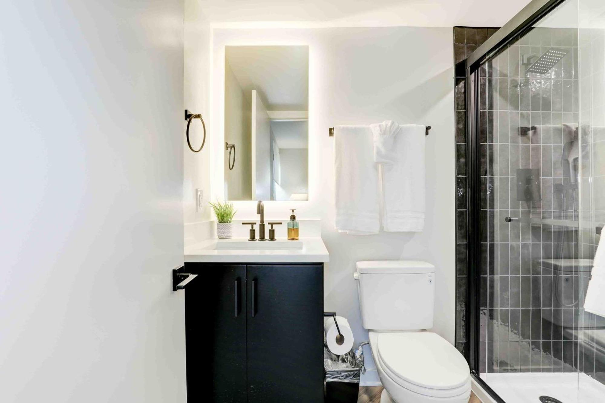 2Br Executive Apartment With Spacious Layout 알링턴 외부 사진