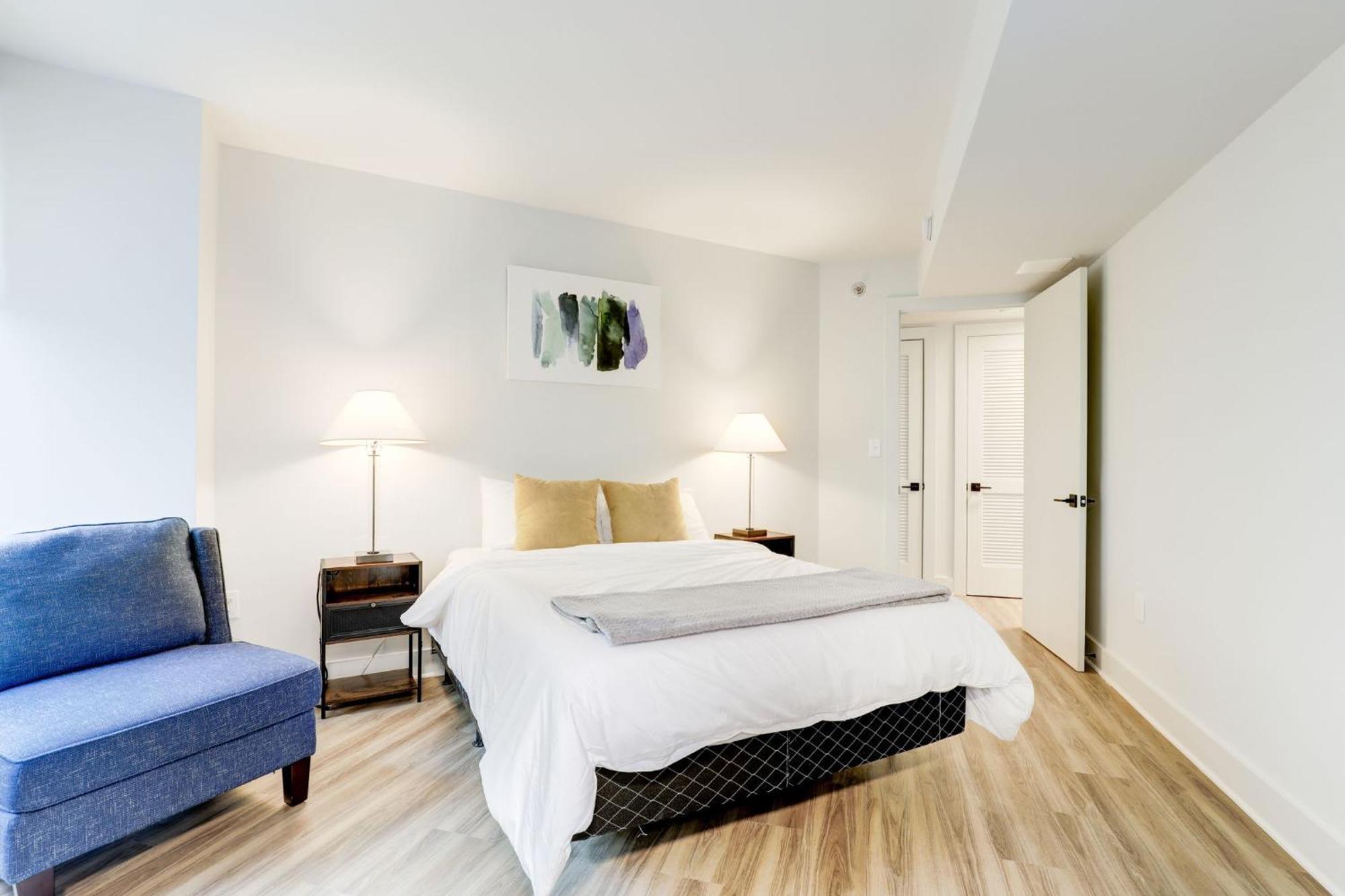 2Br Executive Apartment With Spacious Layout 알링턴 외부 사진
