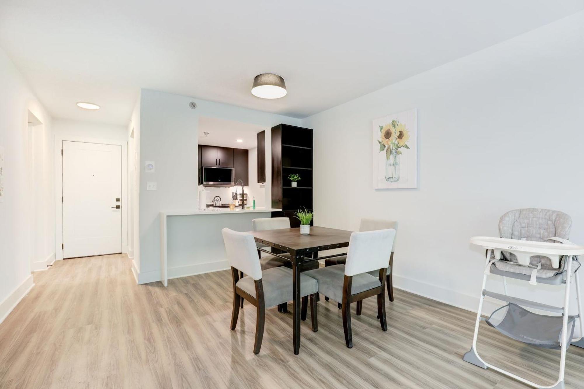 2Br Executive Apartment With Spacious Layout 알링턴 외부 사진
