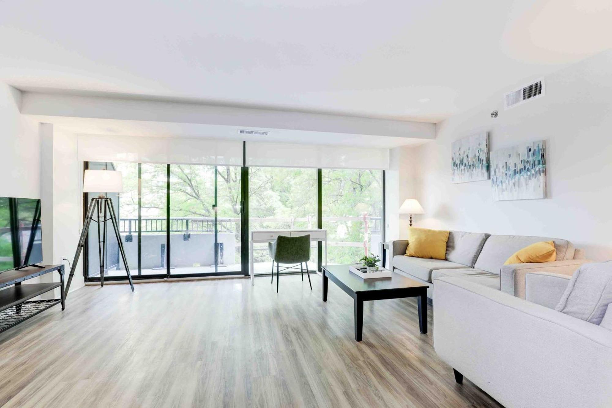 2Br Executive Apartment With Spacious Layout 알링턴 외부 사진