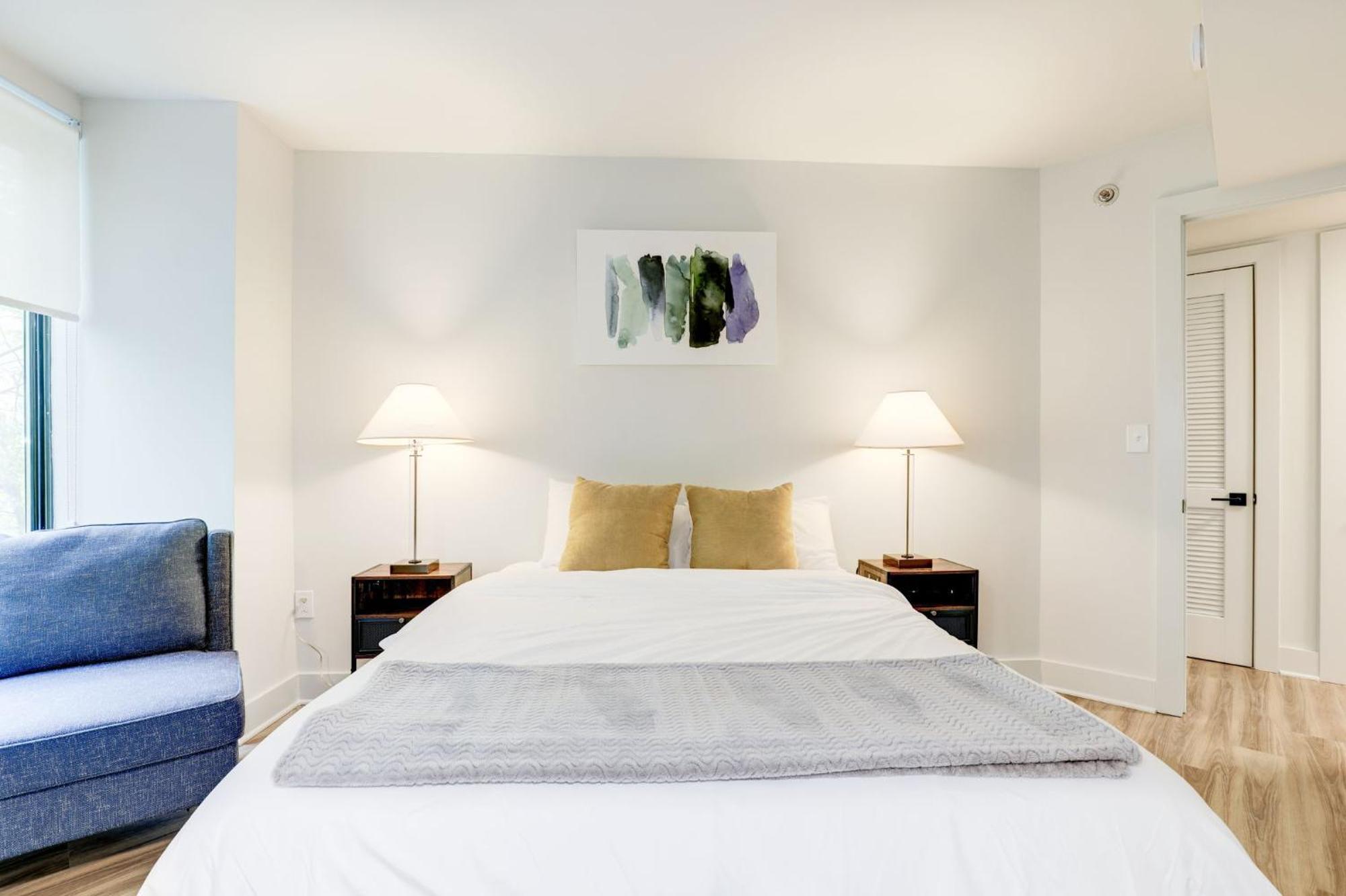 2Br Executive Apartment With Spacious Layout 알링턴 외부 사진