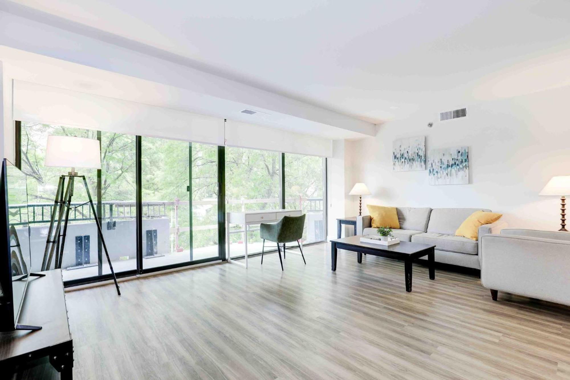 2Br Executive Apartment With Spacious Layout 알링턴 외부 사진