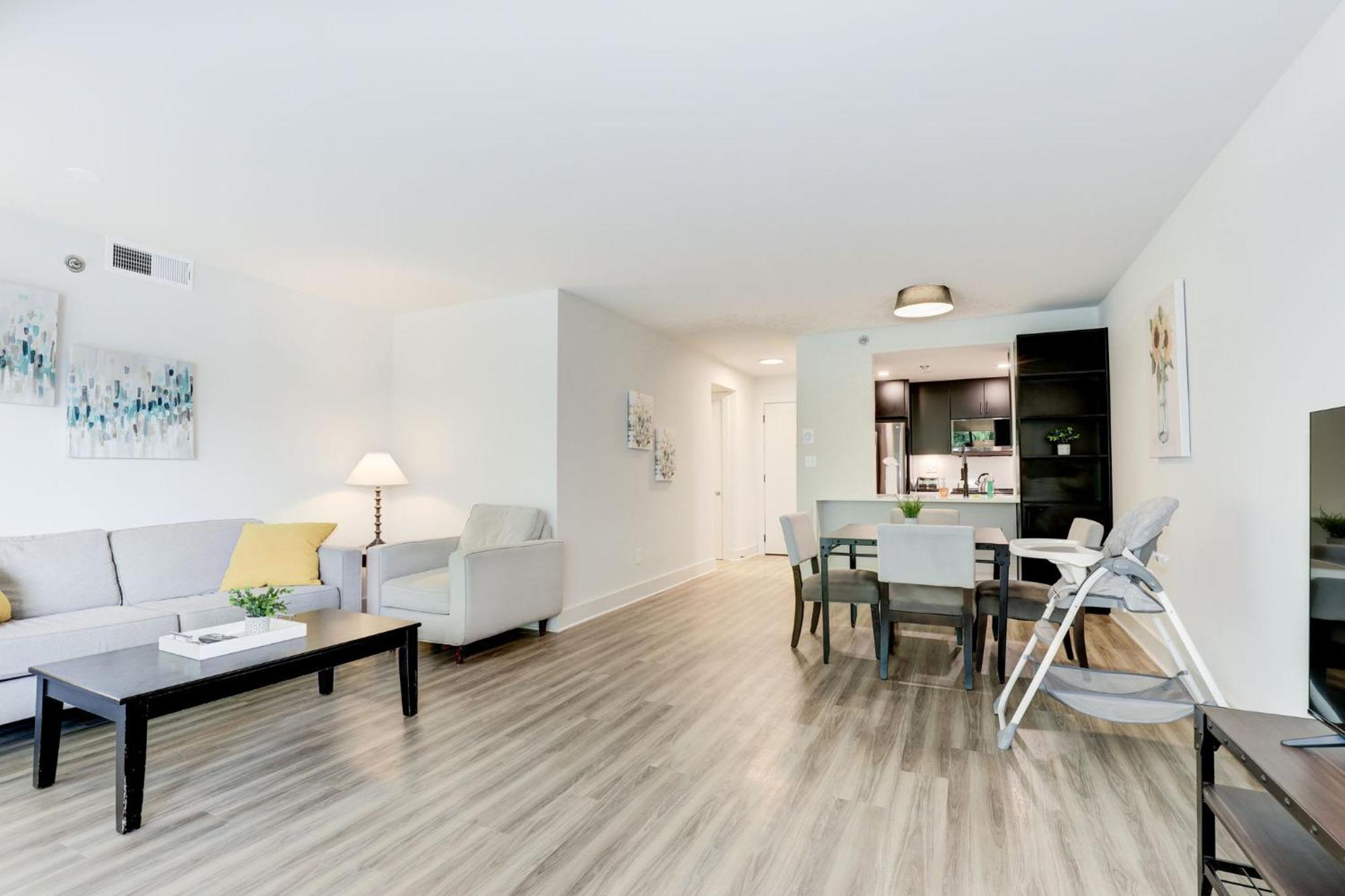 2Br Executive Apartment With Spacious Layout 알링턴 외부 사진