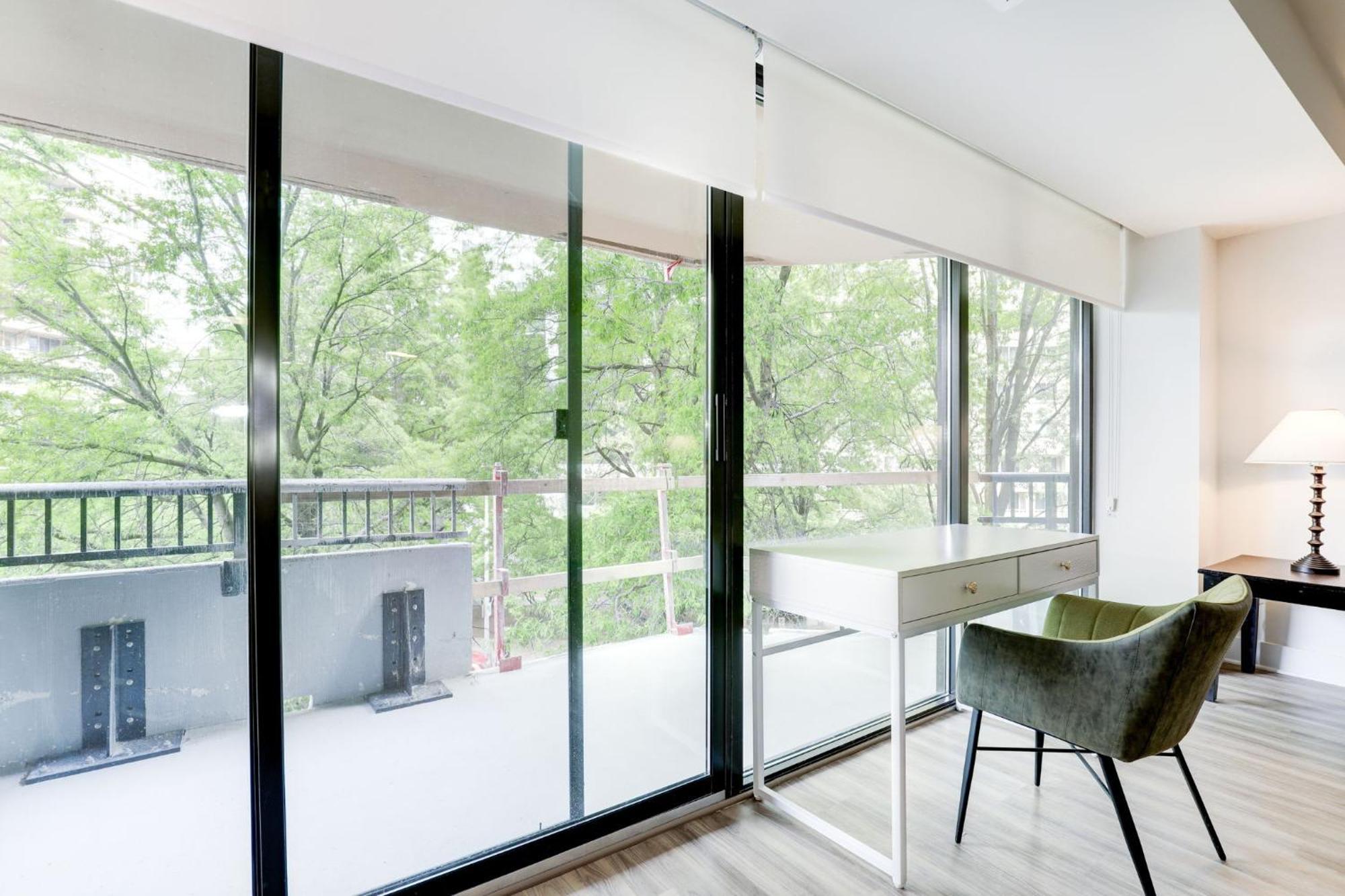 2Br Executive Apartment With Spacious Layout 알링턴 외부 사진